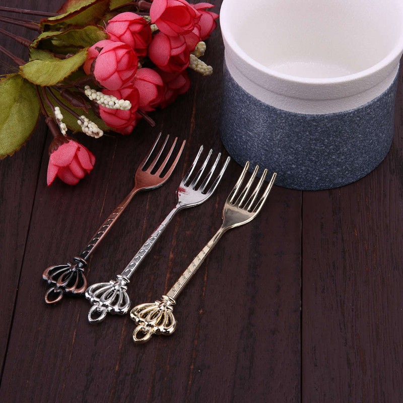 3pcs Vintage Royal Style Zinc Alloy Crown Head Fruit Fork Set